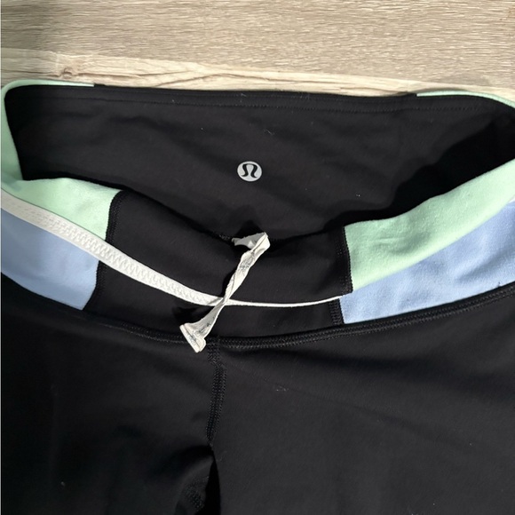 Lululemon Athletica Black and Green Leggings with Stretchy Comfort - Picture 3 of 4